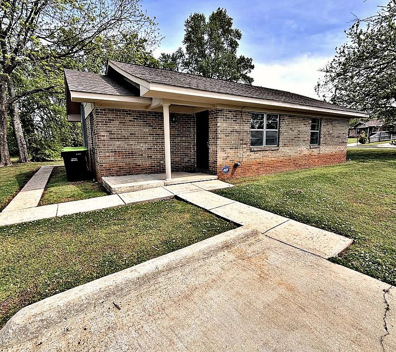 1st image of 102 Elm Ct NE