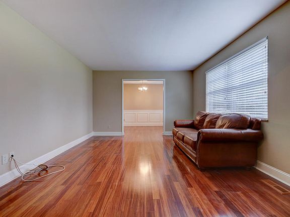 4th image of 9133 Carlton Cir