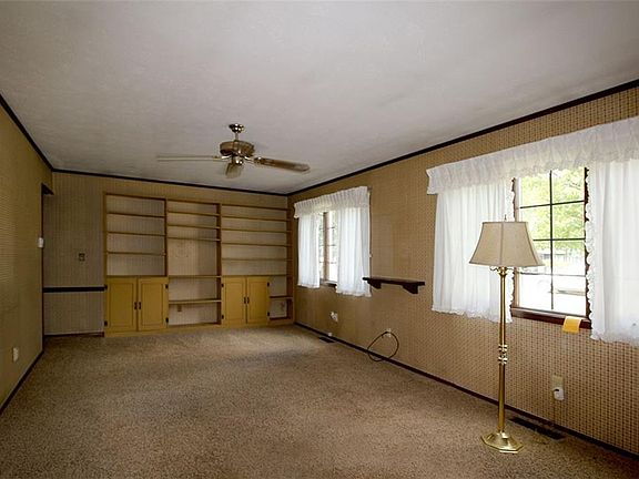 2nd image of 215 Jananna Dr