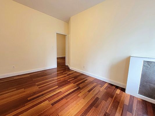 4th image of 410 W 44th St APT 32