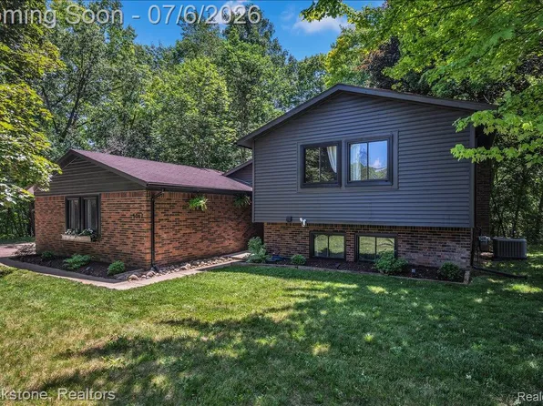 5067 Algonquin Blvd, Clarkston, MI 48348