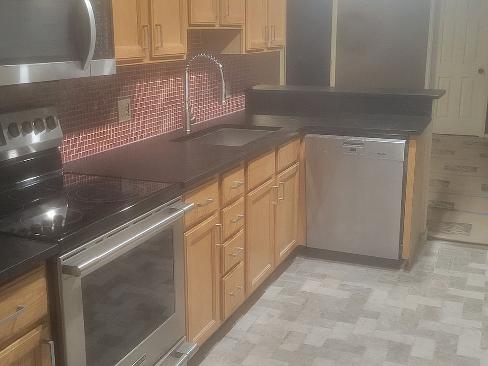 Totally new kitchen, granite counters, new tile floors