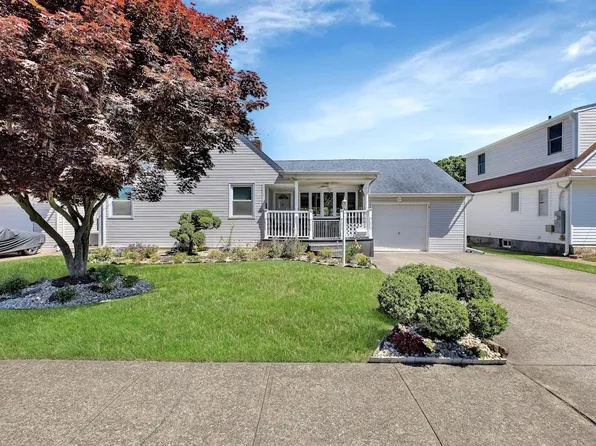 89 Toronto Avenue, Massapequa, NY 11758