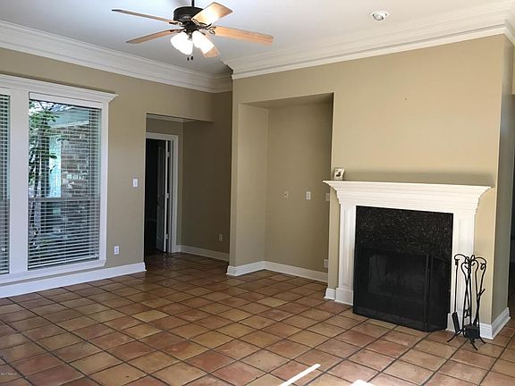 5th image of 211 Beaufort Cir