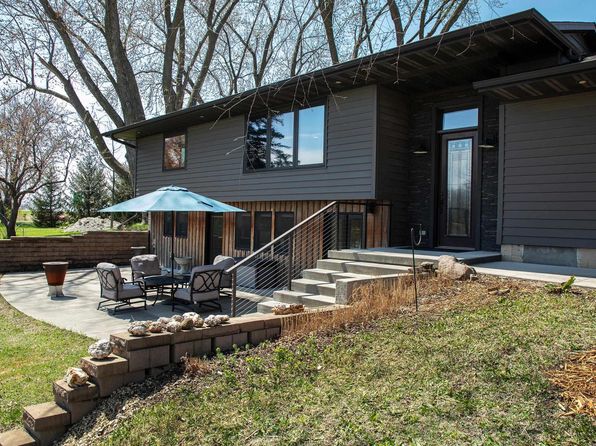 100 Cedar Dr, Waverly, IA 50677