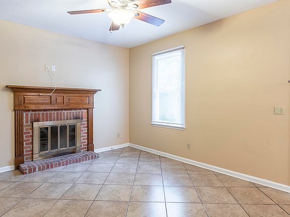 5th image of 613 University Dr APT C1