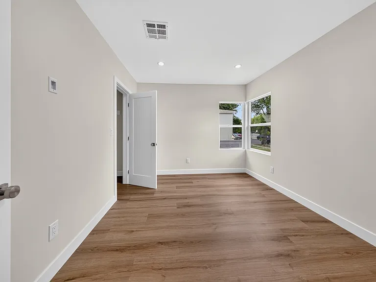 2325 N Naomi St — Photo 20