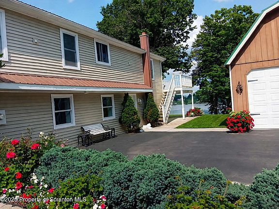 2nd image of 583 Lakeview Dr