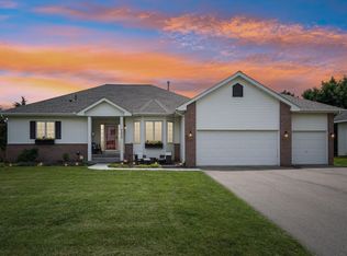 7853 Cobblestone Rd, Woodbury, MN 55125