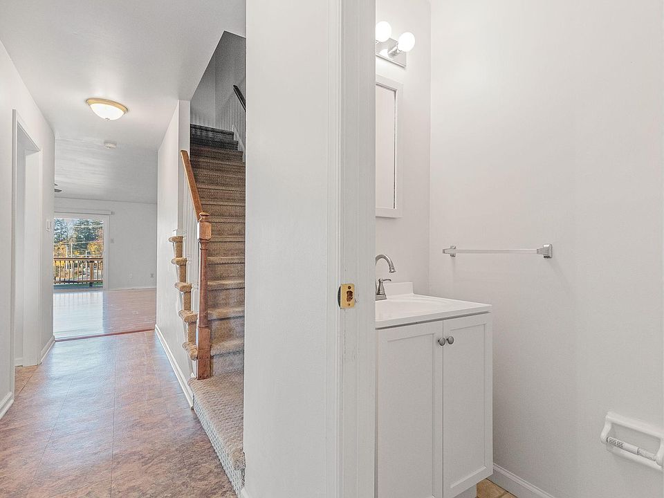 Entryway/Half Bath