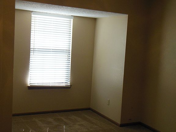 3rd image of 600 NE English Manor Dr APT C