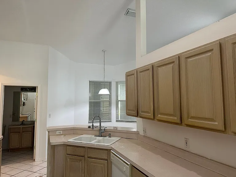 815 Nelson Ave NE — Photo 5
