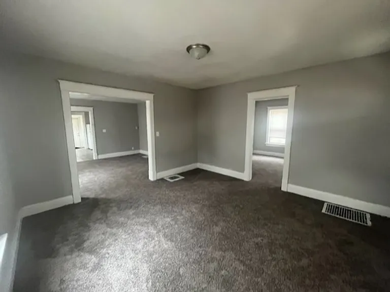 530 Warren St — Photo 8
