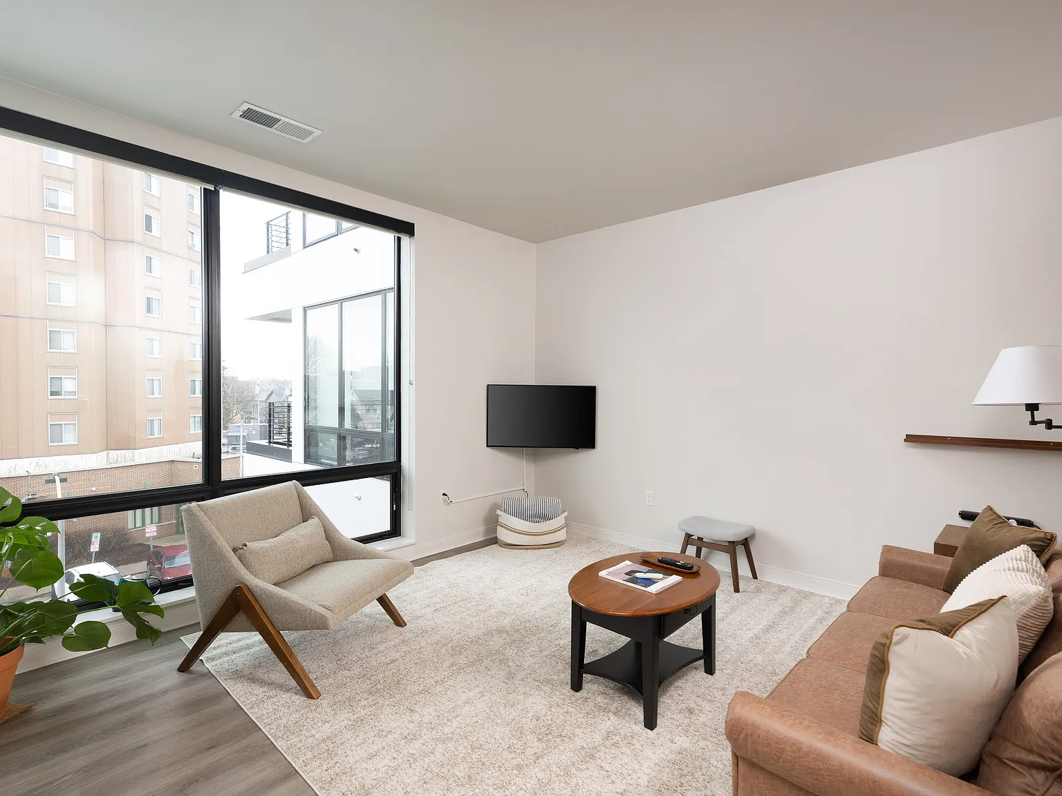 1 bed, 813 sqft, $1,950 — Photo 2