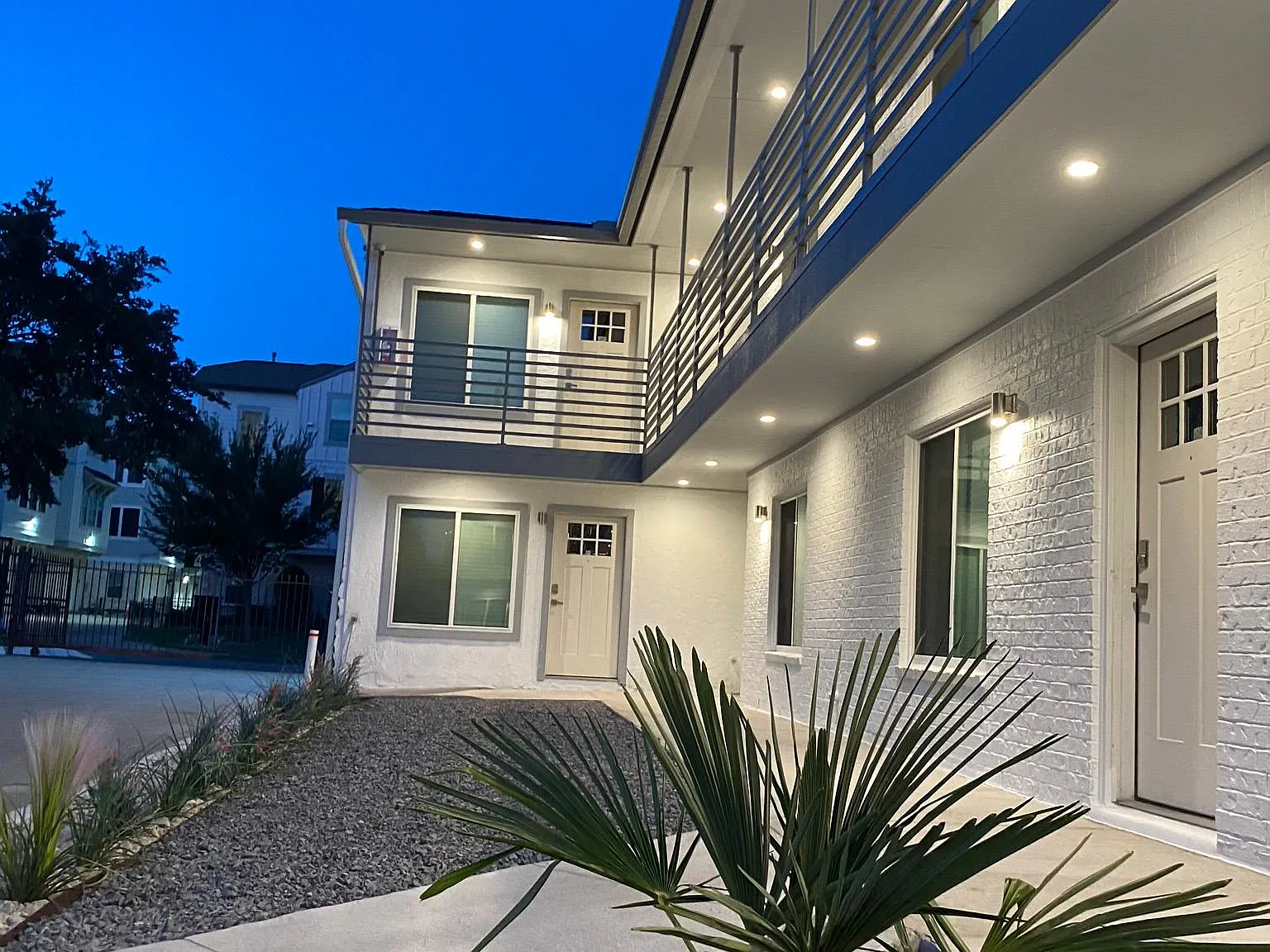 2201 N Garrett Ave — Photo 1
