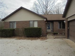 412 N Country Club Rd, Columbus, IN 47201