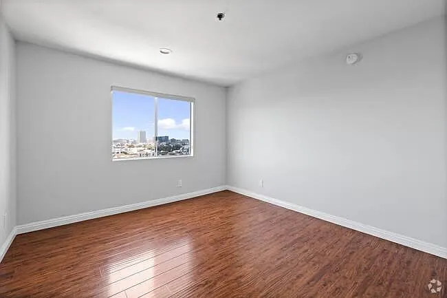 165 N Hoover St — Photo 52