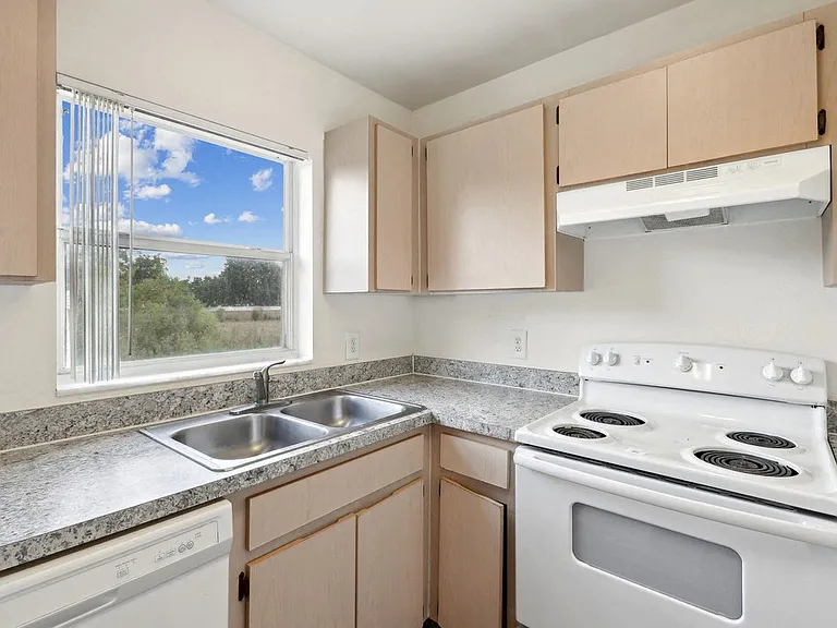 Pasco Woods Apartments — Photo 33
