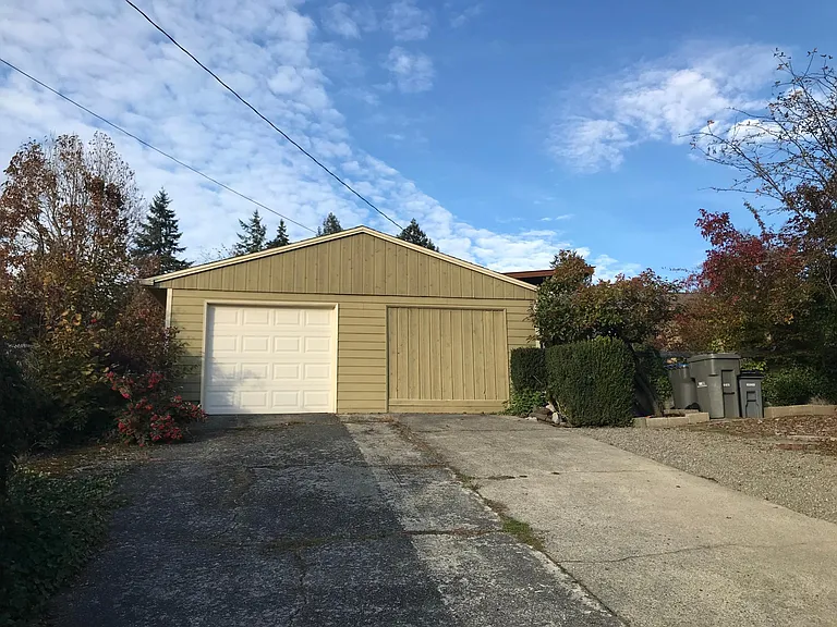 2023 E 18th St — Photo 3