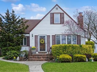 10 Greenway, New Hyde Park, NY 11040