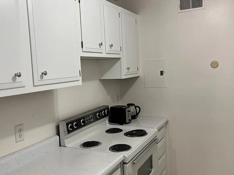 1105 Massachusetts Ave #10D — Photo 2