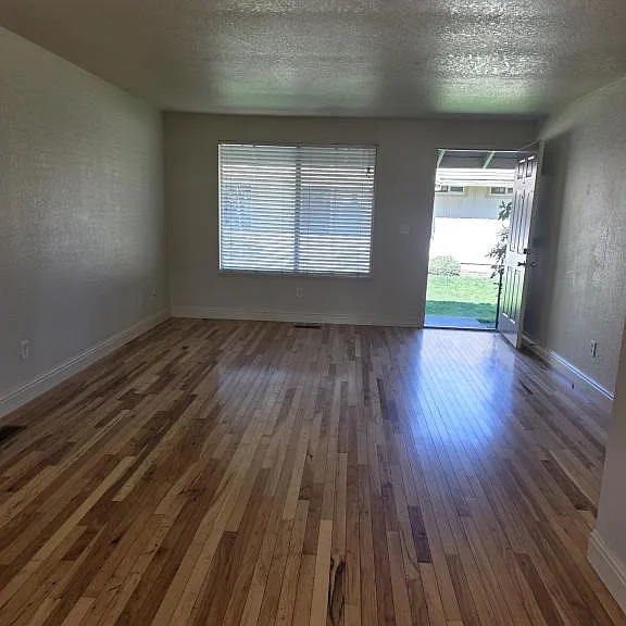 300 Shafer Ln #I3 — Photo 3