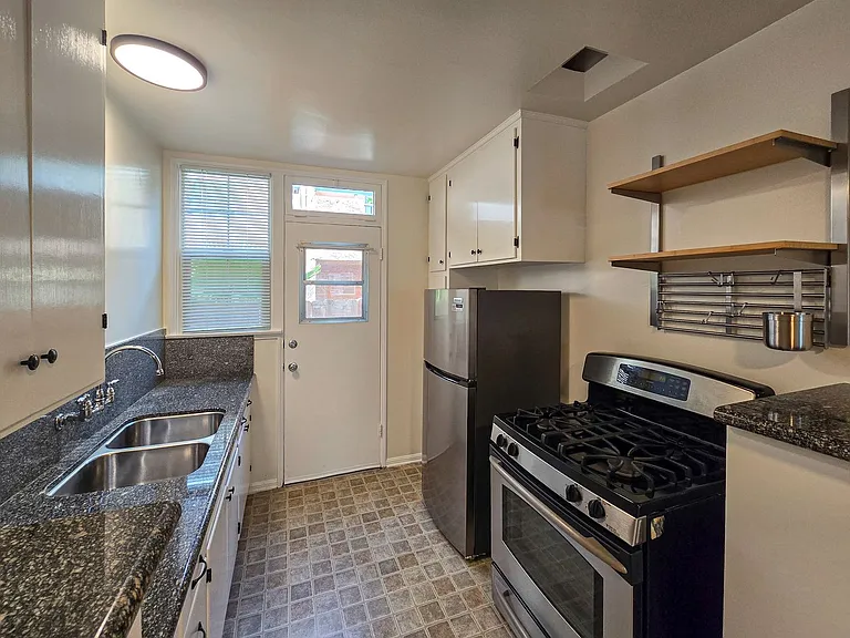 Spacious Studio in the Heart of Los Feliz — Photo 7