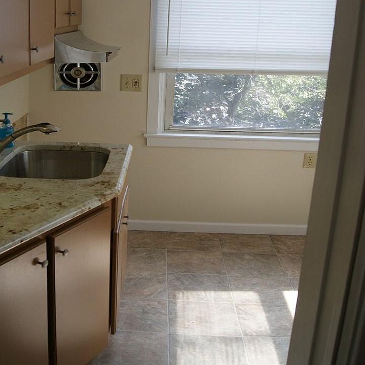 2nd image of 606 Willow St APT 2