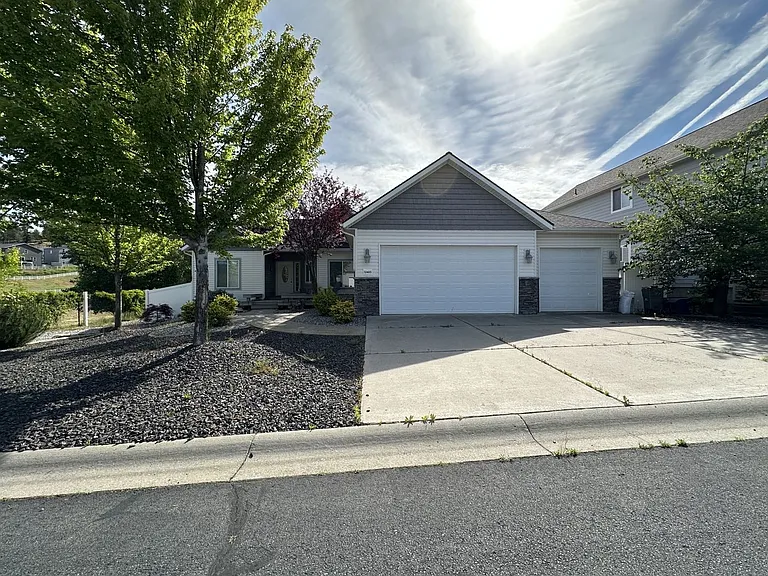 12405 E Aunnic Ln — Photo 2