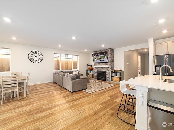 4th image of 12716 177TH Avenue E