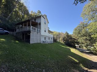 135 Dreamy Ln, Mount Hope, WV 25880