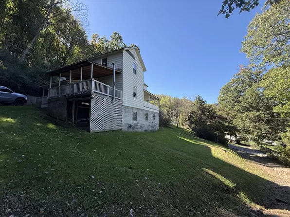 135 Dreamy Ln, Mount Hope, WV 25880