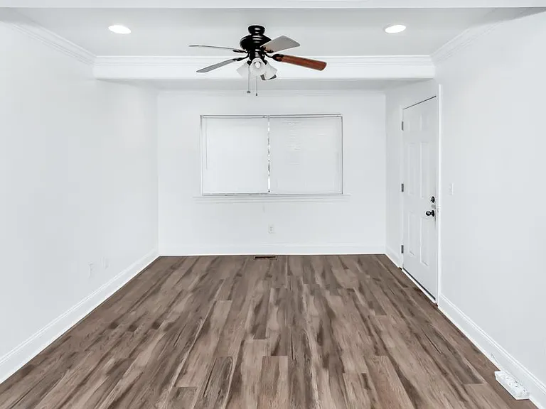 1401 McCullough Ave NE #8 — Photo 1