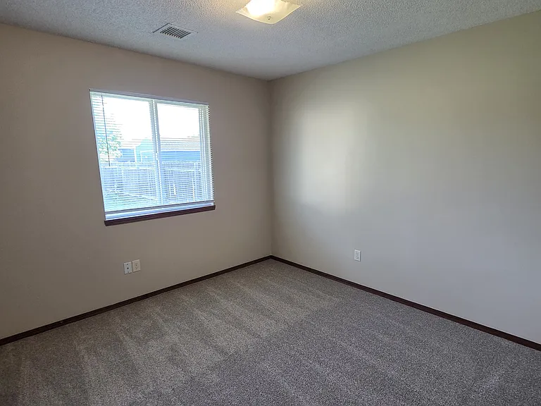 1230 W 43rd St S — Photo 14