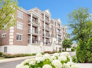 434 McDaniels Cir #18, Clarendon Hills, IL 60514