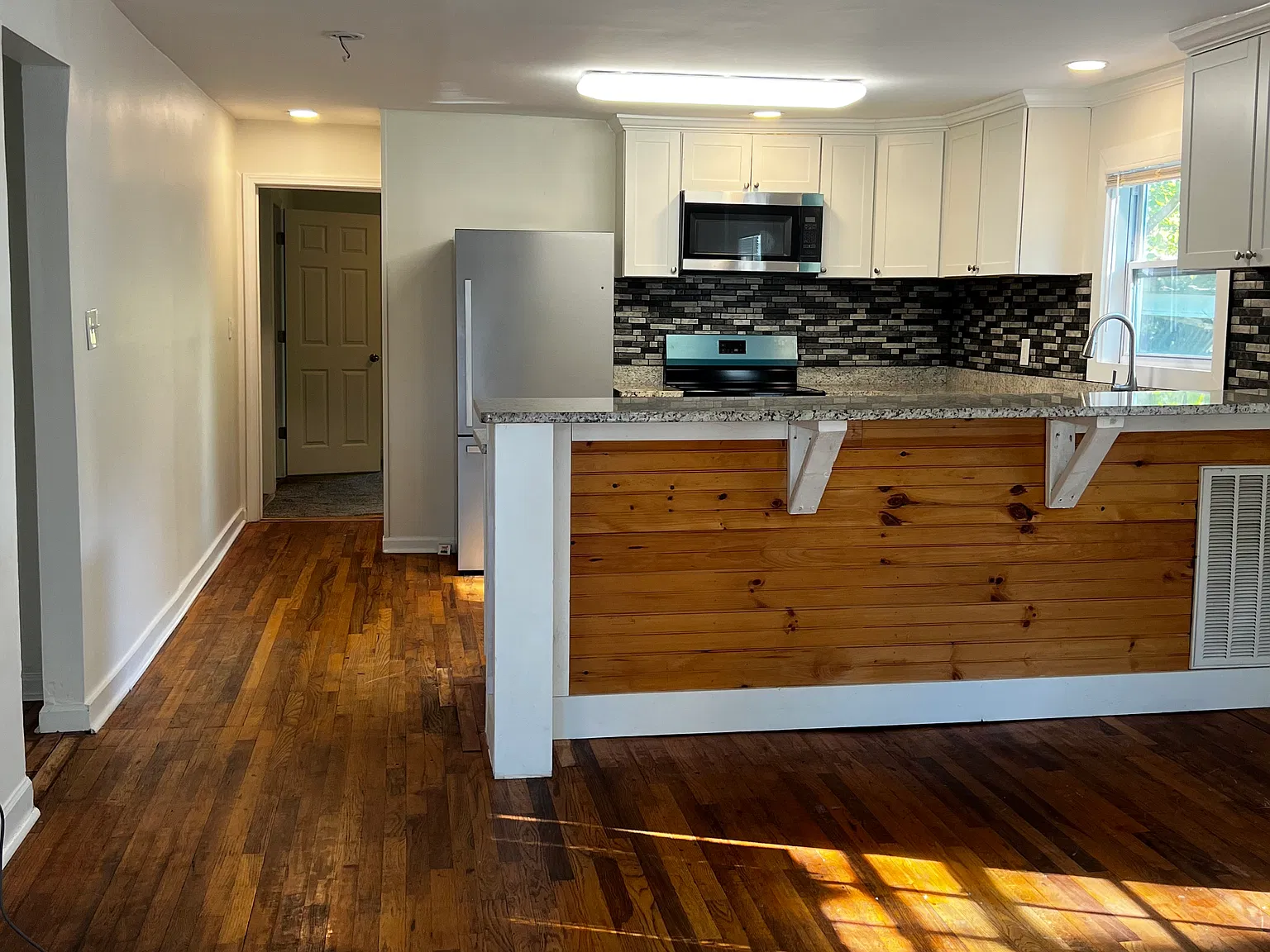 2418 Taylor St — Photo 2