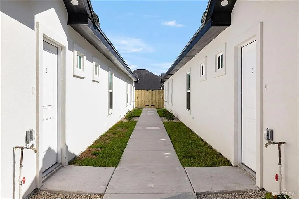3 bed, 2.0 bath, 4222 sqft, $1,325 — Photo 2