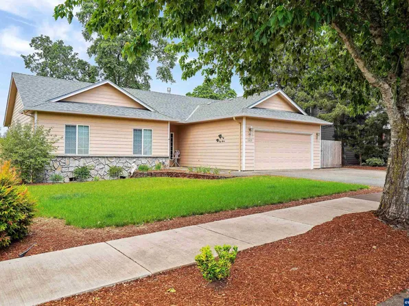 1303 Crestview Dr, Silverton, OR 97381