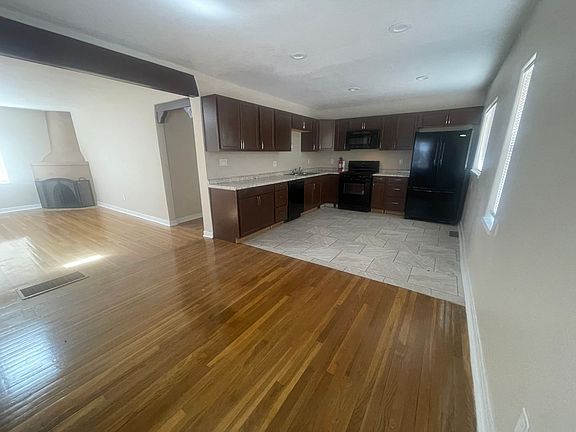 3rd image of 1915 Coal Ave SE