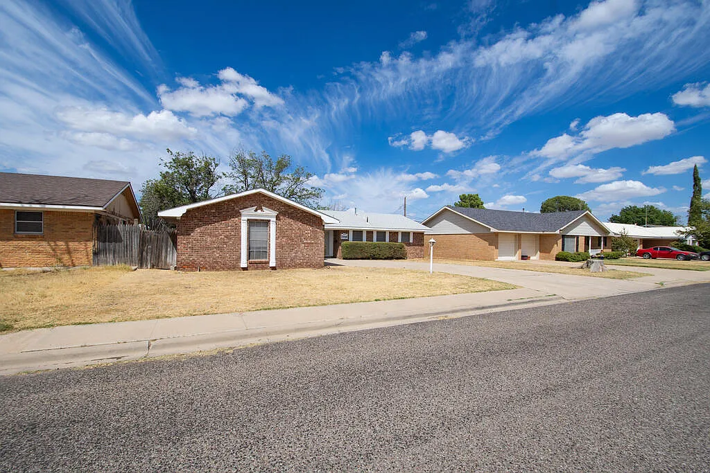 3 bed, 2.0 bath, 1622 sqft, $2,400 — Photo 1