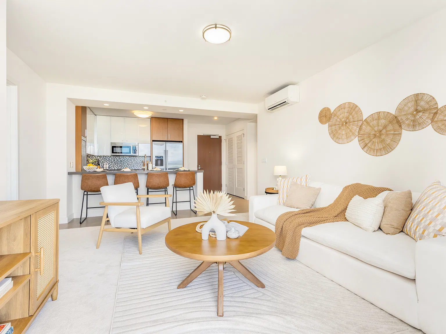 2 bed, 879 sqft, $4,800 — Photo 1