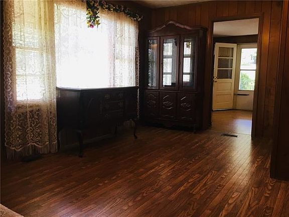4th image of 135 Clover Dr SW