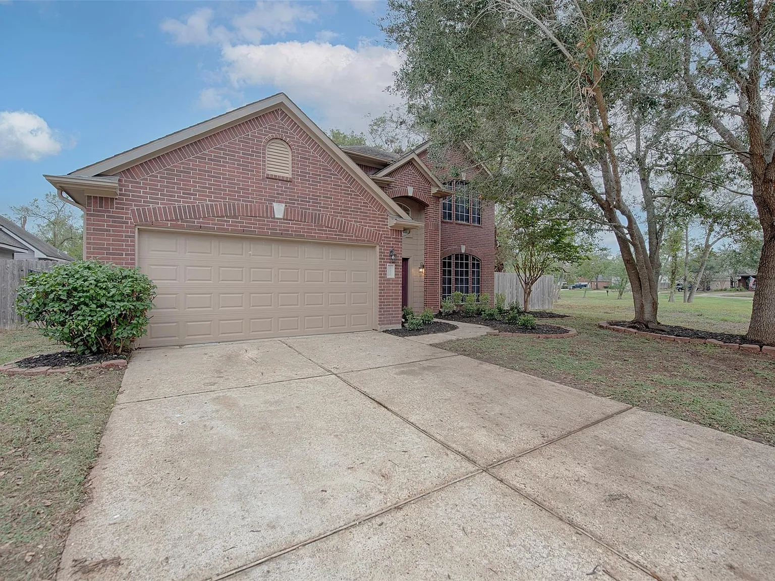 4 bed, 2.5 bath, 2392 sqft, $2,699 — Photo 2