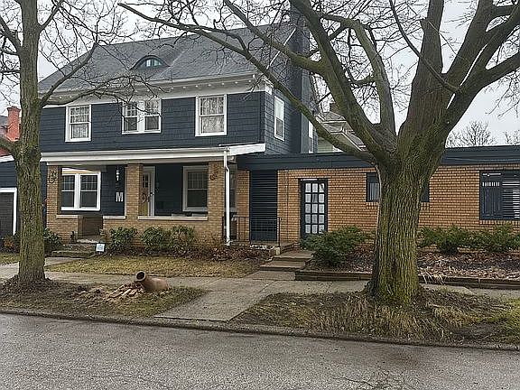 4th image of 721 Lincoln Way E