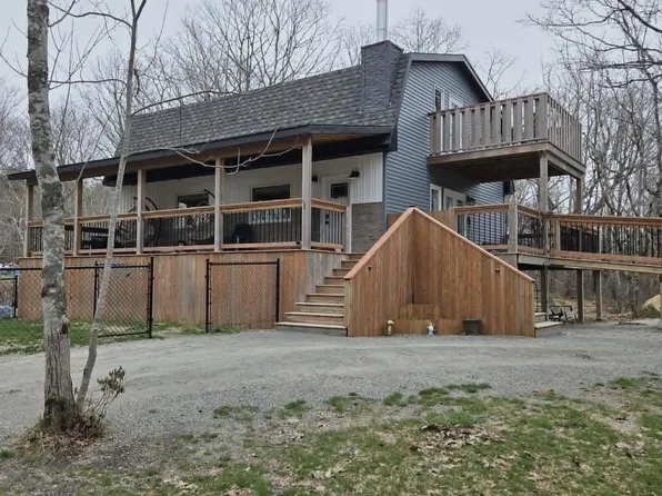 67 Oak Ln, Shelburne, NS B0W 1E0