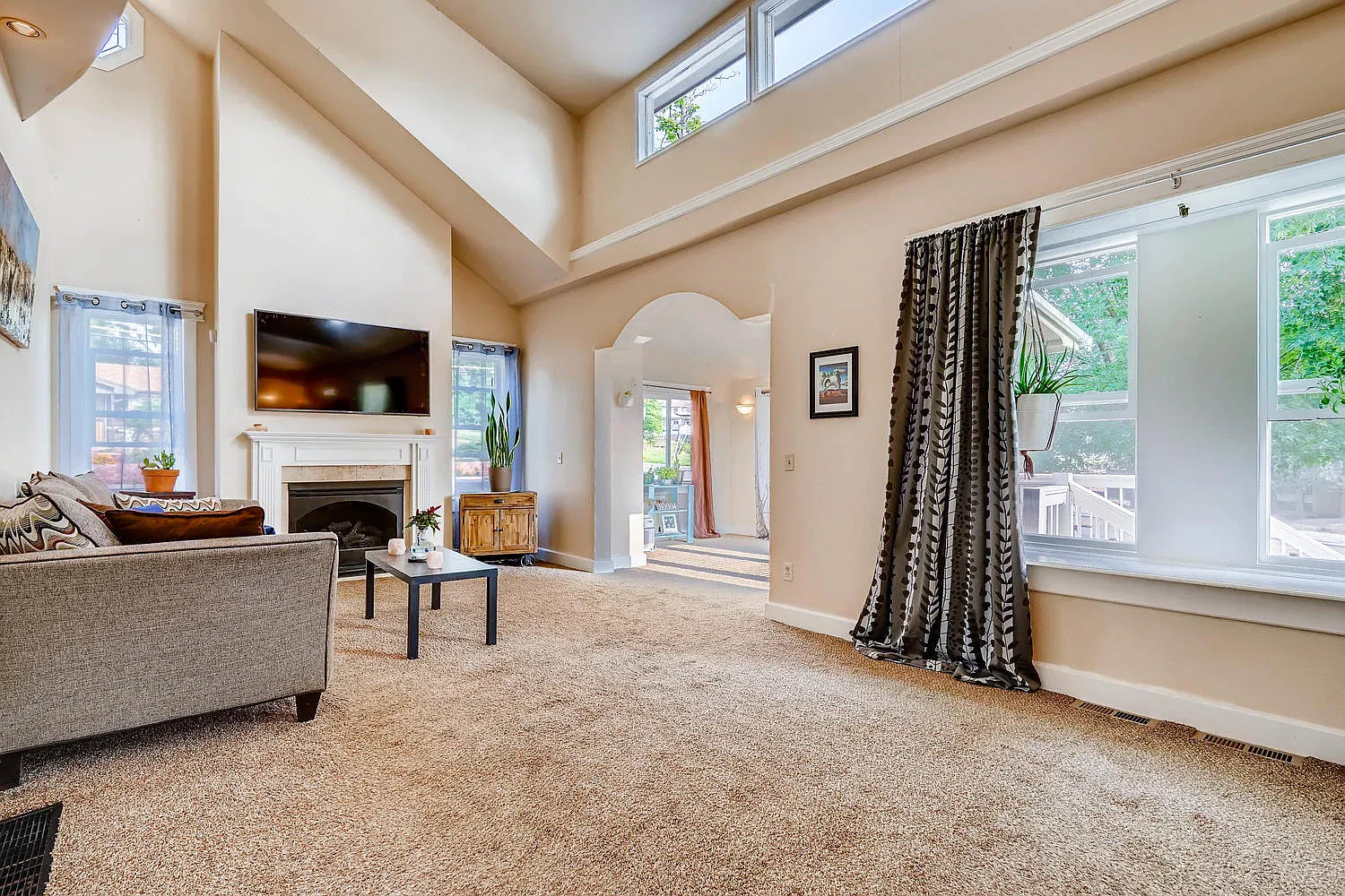 3 bed, 2400 sqft, $2,700 — Photo 4
