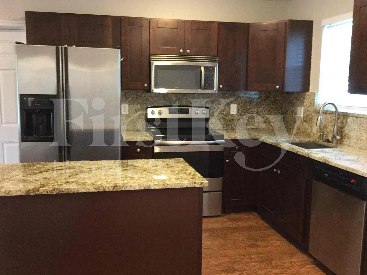 3 bed, 2.0 bath, 1267 sqft, $3,220 — Photo 2