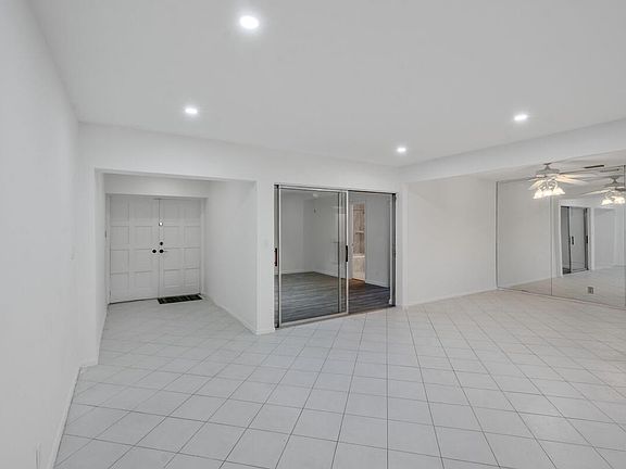4th image of 4704 Queen Palm Lane