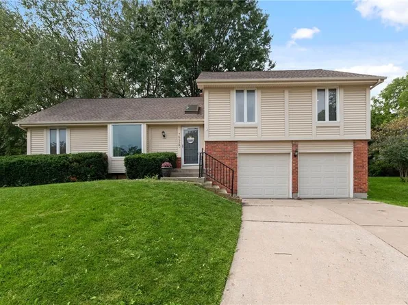 7852 Garnett St, Lenexa, KS 66214