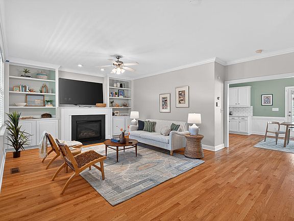 4th image of 121 E Seeman St